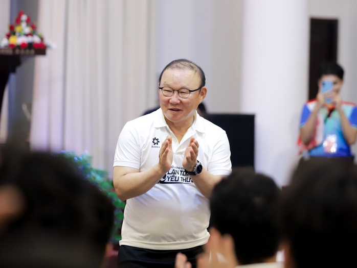 Khi người nổi tiếng bắt tay C&ocirc;ng an TPHCM - Ảnh 13.