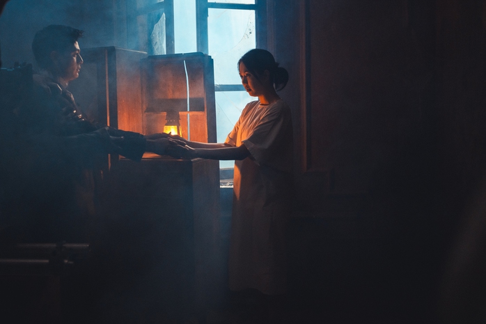 Ngọc Trinh "y&ecirc;u đương" L&ecirc; Xu&acirc;n Tiền, h&ocirc;n nhau nồng n&agrave;n - Ảnh 8.