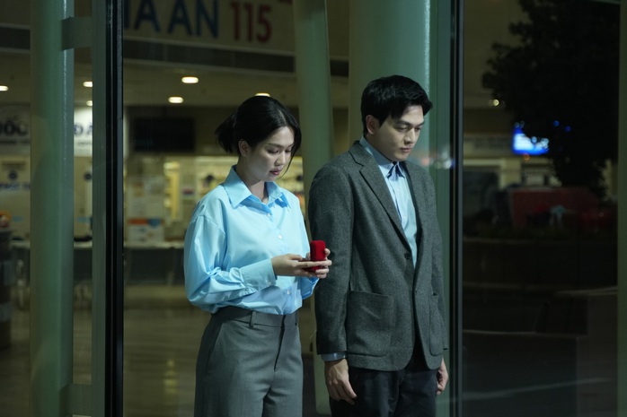 Ngọc Trinh "y&ecirc;u đương" L&ecirc; Xu&acirc;n Tiền, h&ocirc;n nhau nồng n&agrave;n - Ảnh 1.