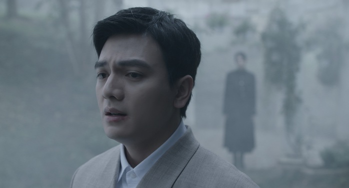 Ngọc Trinh "y&ecirc;u đương" L&ecirc; Xu&acirc;n Tiền, h&ocirc;n nhau nồng n&agrave;n - Ảnh 9.