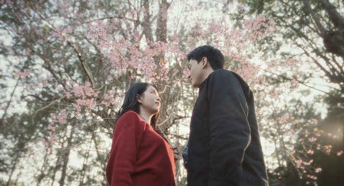 Ngọc Trinh "y&ecirc;u đương" L&ecirc; Xu&acirc;n Tiền, h&ocirc;n nhau nồng n&agrave;n - Ảnh 3.