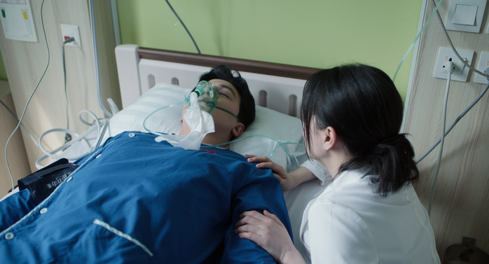 Ngọc Trinh "y&ecirc;u đương" L&ecirc; Xu&acirc;n Tiền, h&ocirc;n nhau nồng n&agrave;n - Ảnh 7.