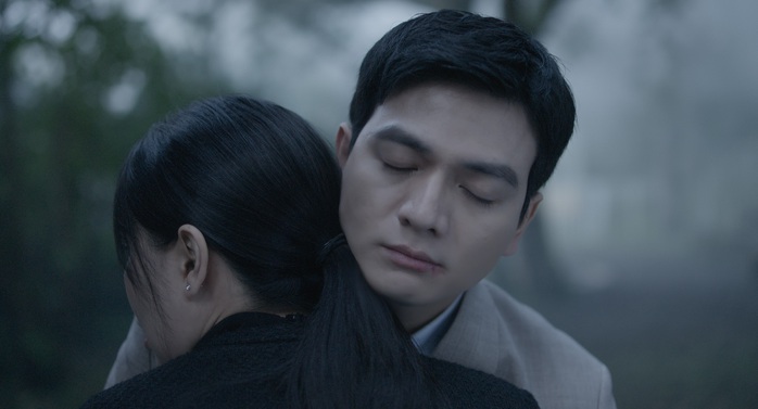 Ngọc Trinh "y&ecirc;u đương" L&ecirc; Xu&acirc;n Tiền, h&ocirc;n nhau nồng n&agrave;n - Ảnh 11.