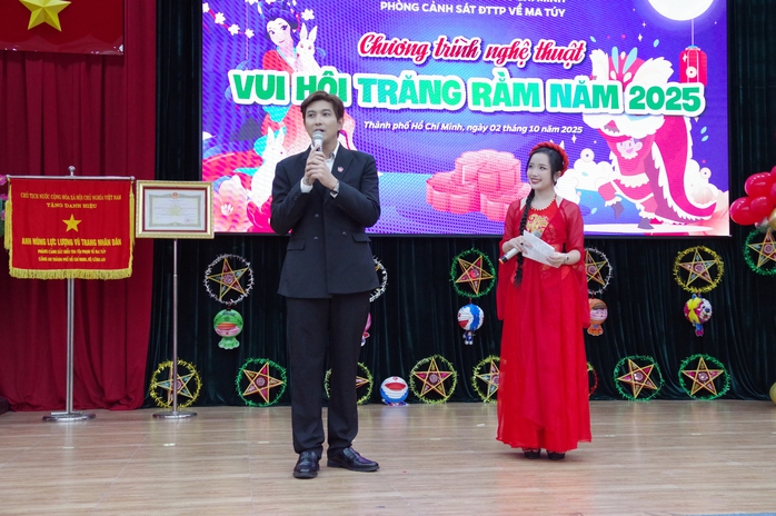 Khi người nổi tiếng bắt tay C&ocirc;ng an TPHCM - Ảnh 12.