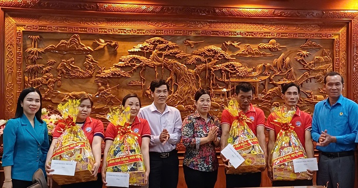 Thăm, tặng qu&agrave; cho c&ocirc;ng nh&acirc;n c&oacute; ho&agrave;n cảnh kh&oacute; khăn ở C&agrave; Mau - Ảnh 1.