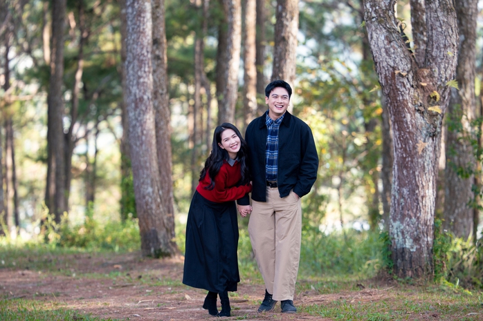 Ngọc Trinh "y&ecirc;u đương" L&ecirc; Xu&acirc;n Tiền, h&ocirc;n nhau nồng n&agrave;n - Ảnh 4.