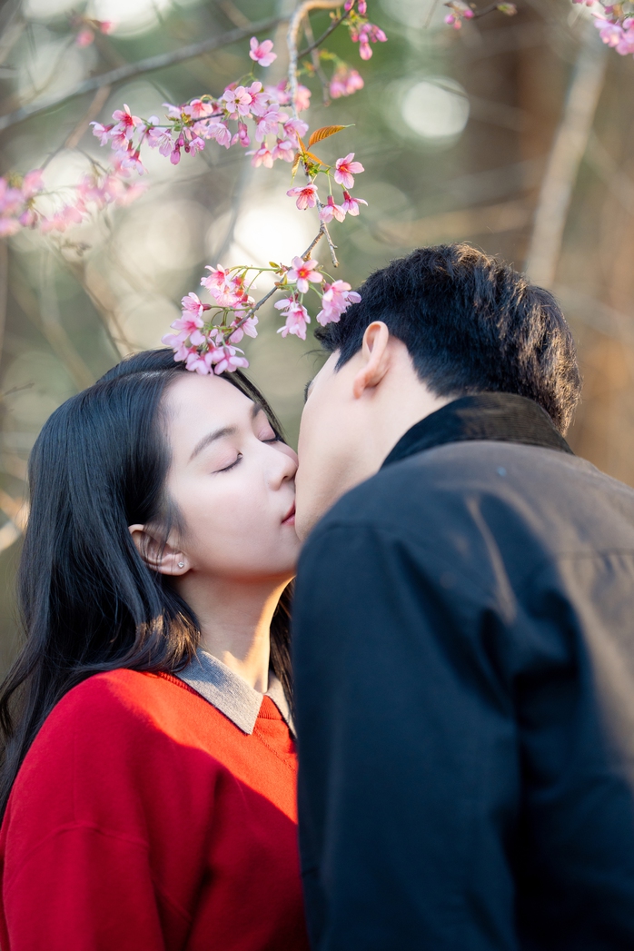 Ngọc Trinh "y&ecirc;u đương" L&ecirc; Xu&acirc;n Tiền, h&ocirc;n nhau nồng n&agrave;n - Ảnh 5.