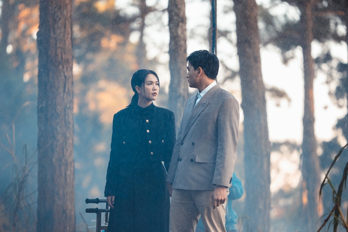 Ngọc Trinh "y&ecirc;u đương" L&ecirc; Xu&acirc;n Tiền, h&ocirc;n nhau nồng n&agrave;n - Ảnh 2.