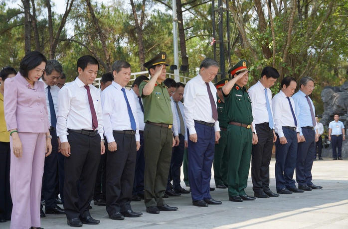 Tổng B&iacute; thư, Chủ tịch nước T&ocirc; L&acirc;m d&acirc;ng hương, tri &acirc;n c&aacute;c anh h&ugrave;ng liệt sĩ tại Quảng Trị - Ảnh 1.