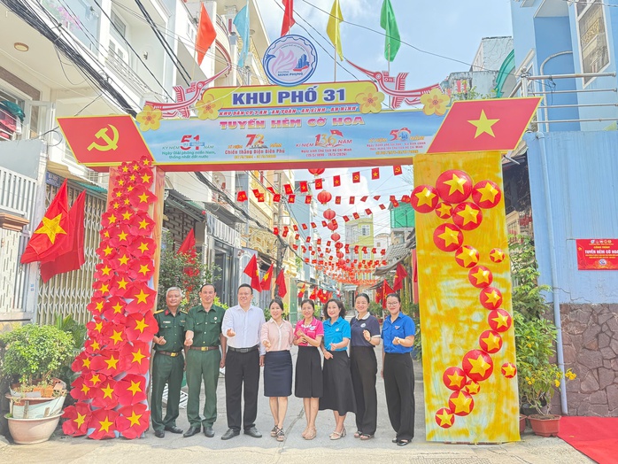 Phường Minh Phụng ra mắt "Tuyến hẻm cờ hoa" ch&agrave;o mừng đại lễ 30-4 - Ảnh 1.