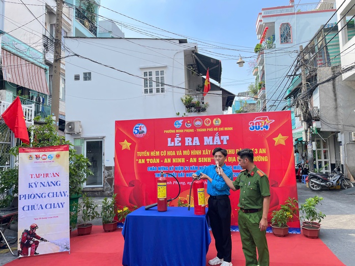 Phường Minh Phụng ra mắt "Tuyến hẻm cờ hoa" ch&agrave;o mừng đại lễ 30-4 - Ảnh 5.