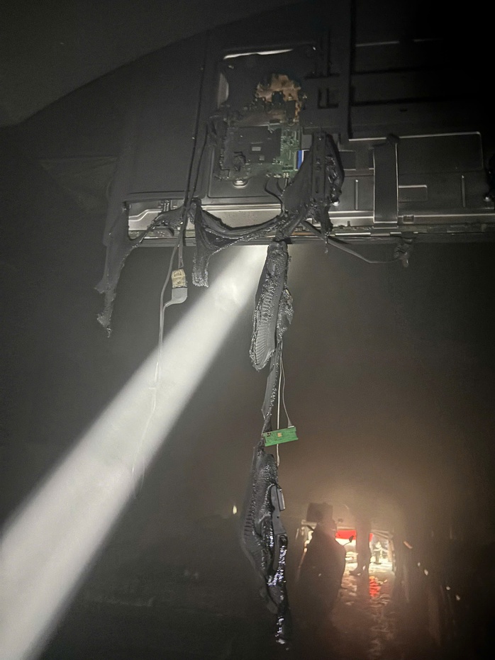 Ch&aacute;y nh&agrave; h&agrave;ng phố T&acirc;y Nha Trang , 5 người nước ng&ograve;ai leo cửa sổ để tho&aacute;t nạn - Ảnh 2.