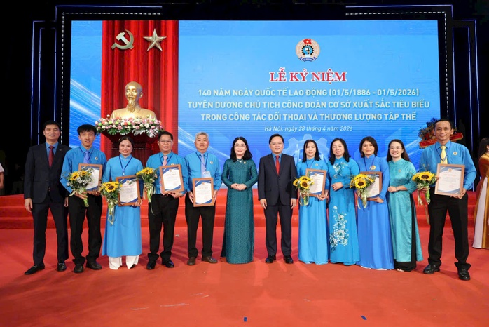 Từ đối thoại đến lợi &iacute;ch: 9 chủ tịch C&ocirc;ng đo&agrave;n cơ sở tại TP HCM được vinh danh - Ảnh 2.