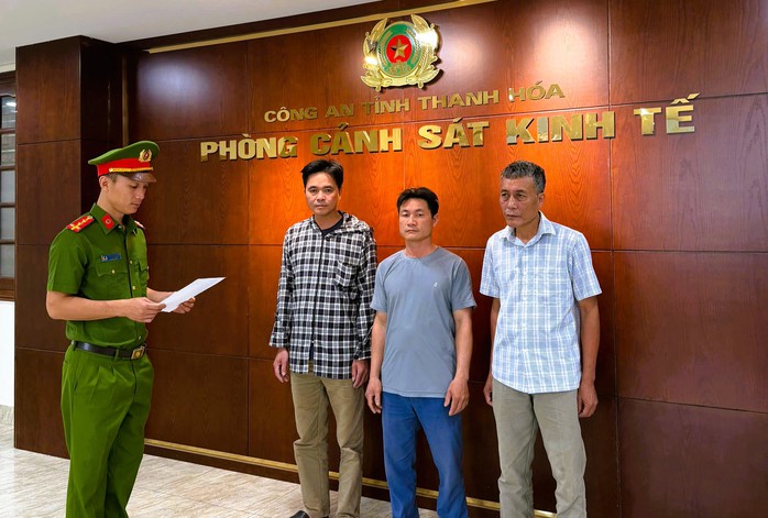 Khởi tố 3 người đ&agrave;n &ocirc;ng mua b&aacute;n heo dịch - Ảnh 1.