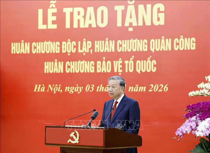 Trao tặng Hu&acirc;n chương cao qu&yacute; cho c&aacute;c l&atilde;nh đạo Đảng, Nh&agrave; nước v&agrave; c&aacute;n bộ cấp cao - Ảnh 4.
