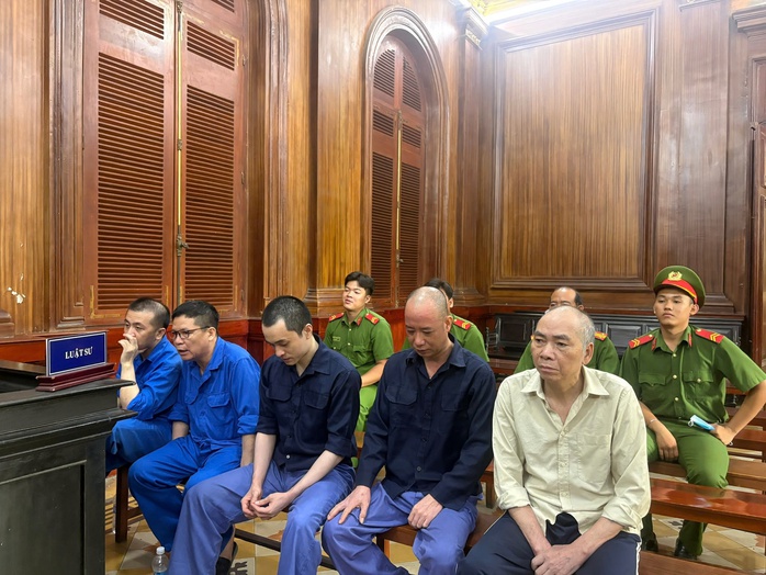 Vụ sai phạm nhập khẩu sữa v&agrave;o Việt Nam: Một cựu c&aacute;n bộ an to&agrave;n thực phẩm được trả tự do tại to&agrave; - Ảnh 1.