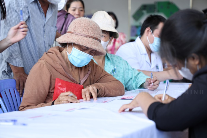 H&agrave;ng trăm suất kh&aacute;m, ti&ecirc;m miễn ph&iacute; trong chiến dịch ph&ograve;ng ngừa ung thư tại TPHCM - Ảnh 1.