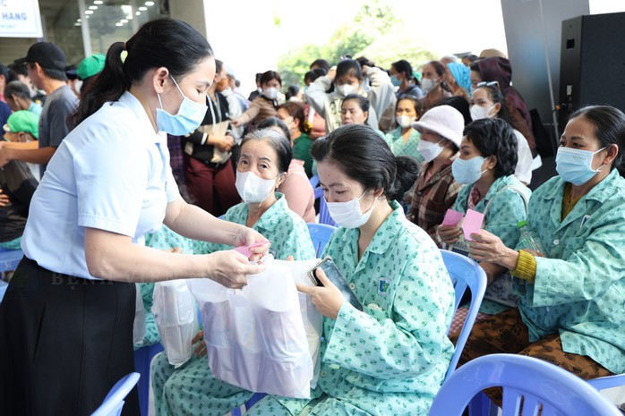 H&agrave;ng trăm suất kh&aacute;m, ti&ecirc;m miễn ph&iacute; trong chiến dịch ph&ograve;ng ngừa ung thư tại TPHCM - Ảnh 2.