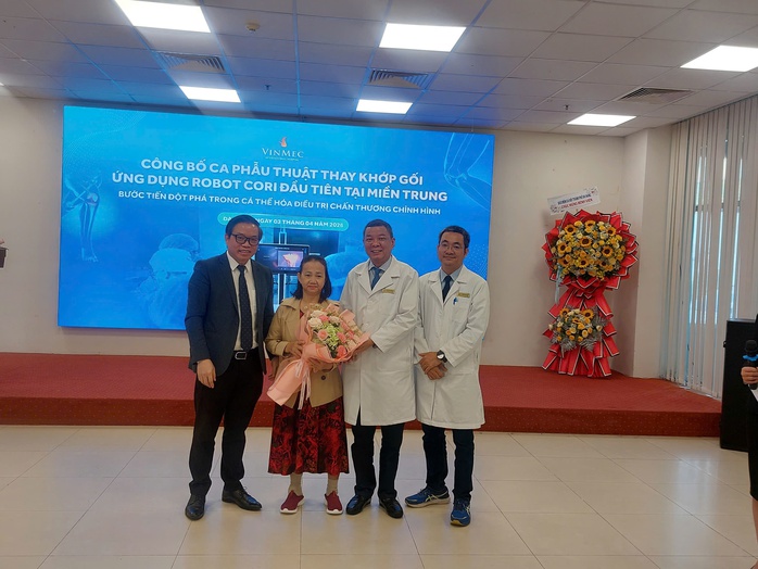 Lần đầu tại miền Trung: Thay khớp gối bằng robot, bệnh nh&acirc;n tập đi ngay sau mổ - Ảnh 5.