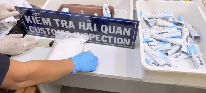 Những nh&acirc;n vật b&iacute; ẩn trong vụ 4 tiếp vi&ecirc;n x&aacute;ch ma tu&yacute; từ Ph&aacute;p về Việt Nam - Ảnh 2.