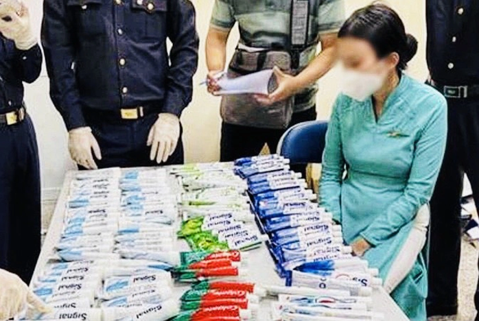 Những nh&acirc;n vật b&iacute; ẩn trong vụ 4 tiếp vi&ecirc;n x&aacute;ch ma tu&yacute; từ Ph&aacute;p về Việt Nam - Ảnh 1.