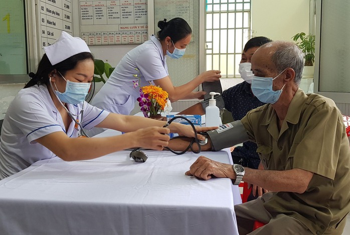 Đừng bỏ qua: TPHCM đồng loạt triển khai 58 điểm kh&aacute;m bệnh miễn ph&iacute;  - Ảnh 1.