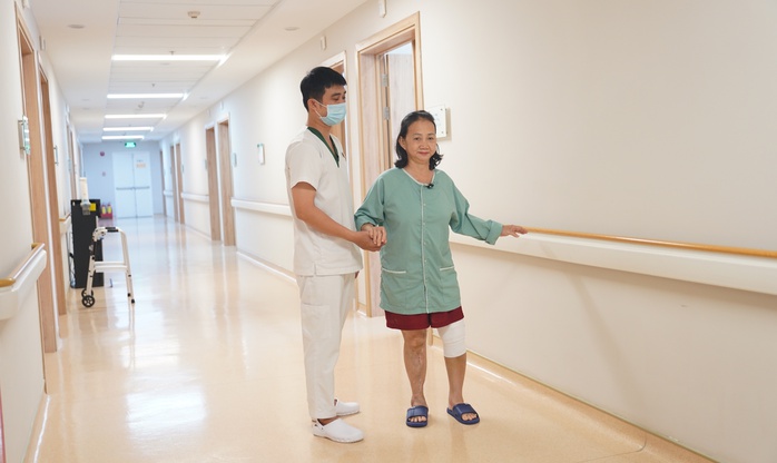 Lần đầu tại miền Trung: Thay khớp gối bằng robot, bệnh nh&acirc;n tập đi ngay sau mổ - Ảnh 4.