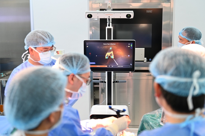 Lần đầu tại miền Trung: Thay khớp gối bằng robot, bệnh nh&acirc;n tập đi ngay sau mổ - Ảnh 2.