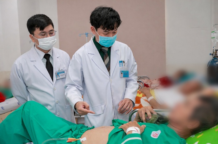 Người đ&agrave;n &ocirc;ng cấp cứu v&igrave; tin v&agrave;o &ldquo;thuốc tan sỏi&rdquo; tr&ecirc;n mạng - Ảnh 2.