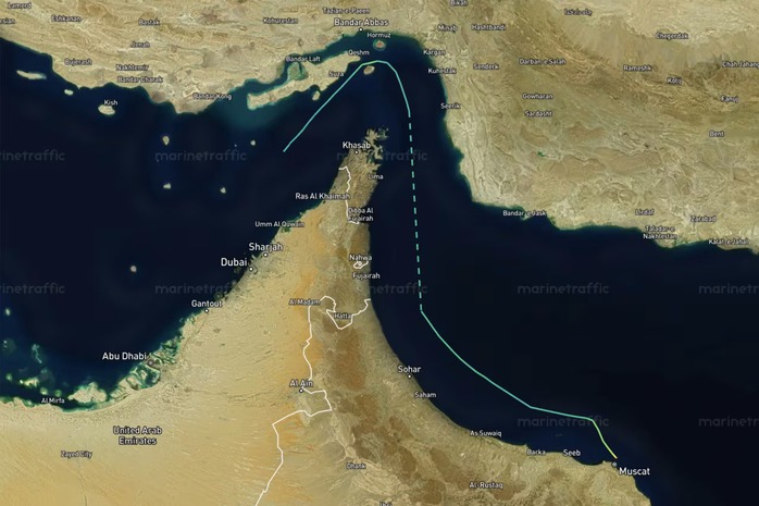 T&agrave;u phương T&acirc;y đầu ti&ecirc;n vượt eo biển Hormuz sau lệnh phong tỏa từ ph&iacute;a Iran - Ảnh 1.