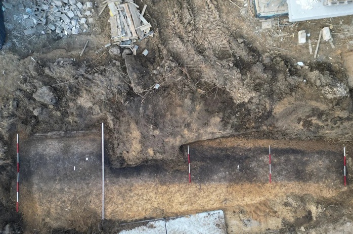 X&acirc;y nh&agrave;, ph&aacute;t hiện mộ cổ d&agrave;i 42 m&eacute;t dưới nền đất - Ảnh 1.