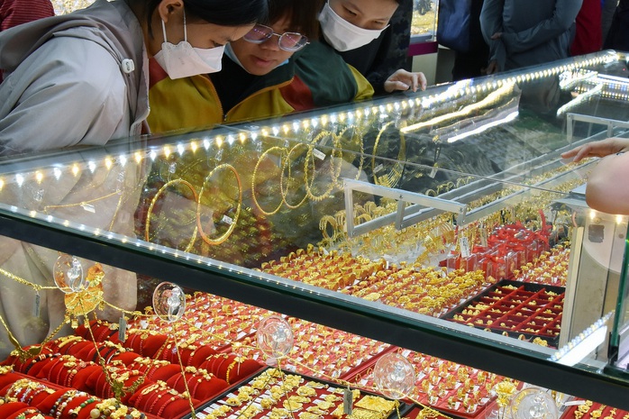 Gi&aacute; v&agrave;ng h&ocirc;m nay 3 - 4: Gi&aacute; v&agrave;ng nhẫn trơn thấp hơn v&agrave;ng miếng SJC - Ảnh 2.