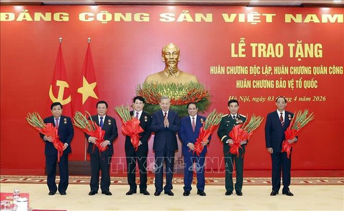 Trao tặng Hu&acirc;n chương cao qu&yacute; cho c&aacute;c l&atilde;nh đạo Đảng, Nh&agrave; nước v&agrave; c&aacute;n bộ cấp cao - Ảnh 1.