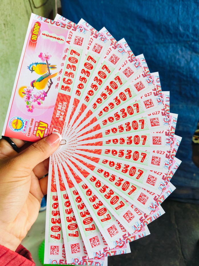 Tr&ugrave;ng hợp giải độc đắc xổ số miền Nam ng&agrave;y 4 - 4: Kh&aacute;ch h&agrave;ng may mắn tại TPHCM - Ảnh 6.