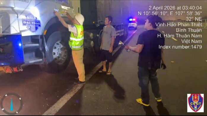 Phạt nặng t&agrave;i xế kh&ocirc;ng c&oacute; GPLX vẫn l&aacute;i xe đầu k&eacute;o tr&ecirc;n đường cao tốc - Ảnh 1.