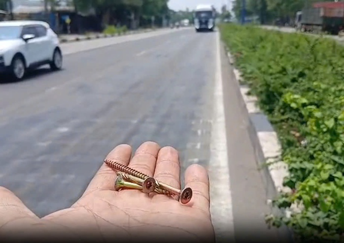 Đinh v&iacute;t rơi v&atilde;i g&acirc;y nguy hiểm tr&ecirc;n đường Mỹ Phước &ndash; T&acirc;n Vạn - Ảnh 1.