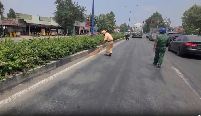 Đinh v&iacute;t rơi v&atilde;i g&acirc;y nguy hiểm tr&ecirc;n đường Mỹ Phước &ndash; T&acirc;n Vạn - Ảnh 3.