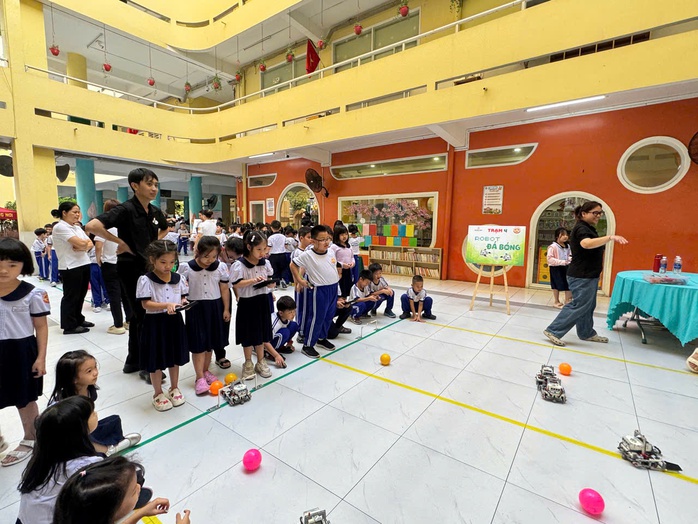 Học sinh sắm vai nh&agrave; khoa học nh&iacute;, chơi game ph&acirc;n loại r&aacute;c thải bảo vệ m&ocirc;i trường  - Ảnh 2.