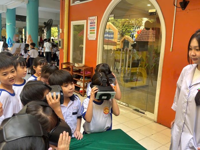 Học sinh sắm vai nh&agrave; khoa học nh&iacute;, chơi game ph&acirc;n loại r&aacute;c thải bảo vệ m&ocirc;i trường  - Ảnh 1.