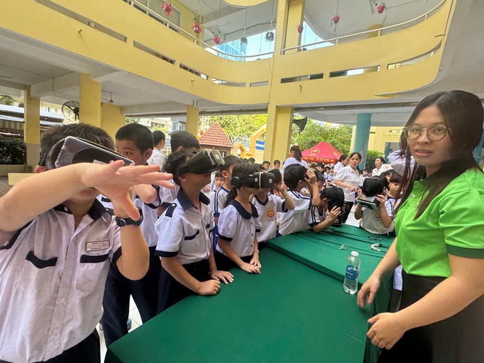 Học sinh sắm vai nh&agrave; khoa học nh&iacute;, chơi game ph&acirc;n loại r&aacute;c thải bảo vệ m&ocirc;i trường  - Ảnh 8.