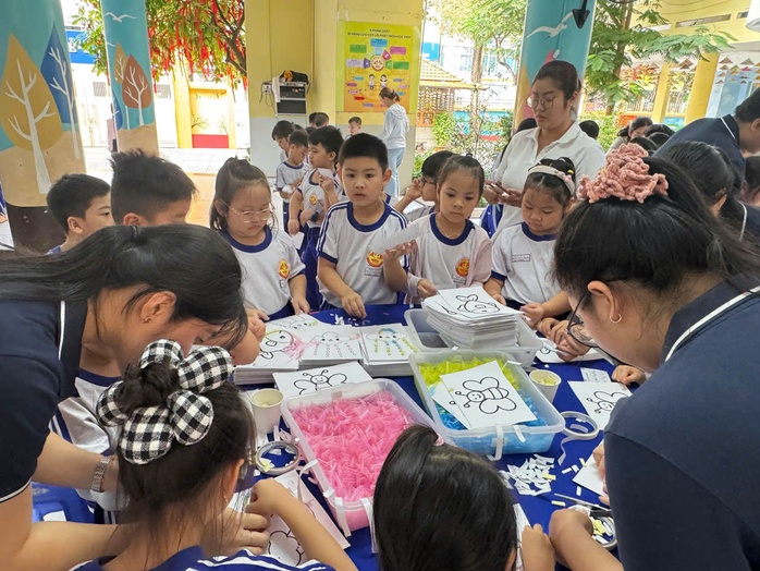 Học sinh sắm vai nh&agrave; khoa học nh&iacute;, chơi game ph&acirc;n loại r&aacute;c thải bảo vệ m&ocirc;i trường  - Ảnh 4.