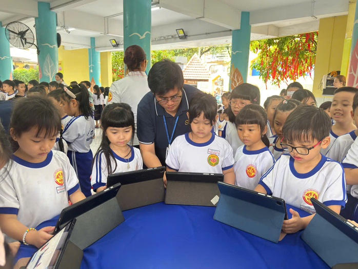 Học sinh sắm vai nh&agrave; khoa học nh&iacute;, chơi game ph&acirc;n loại r&aacute;c thải bảo vệ m&ocirc;i trường  - Ảnh 7.