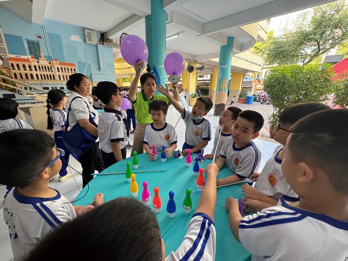 Học sinh sắm vai nh&agrave; khoa học nh&iacute;, chơi game ph&acirc;n loại r&aacute;c thải bảo vệ m&ocirc;i trường  - Ảnh 6.