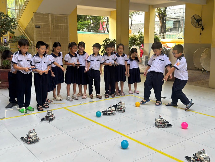 Học sinh sắm vai nh&agrave; khoa học nh&iacute;, chơi game ph&acirc;n loại r&aacute;c thải bảo vệ m&ocirc;i trường  - Ảnh 3.