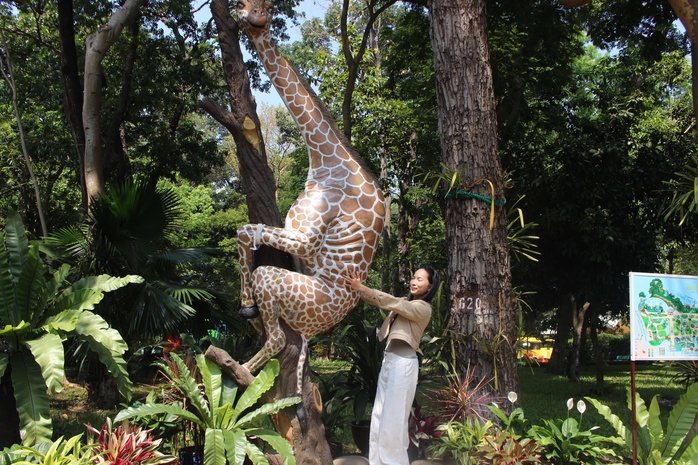 Thảo Cầm Vi&ecirc;n S&agrave;i G&ograve;n khuyến c&aacute;o sau tr&agrave;o lưu leo tượng chụp ảnh  - Ảnh 8.