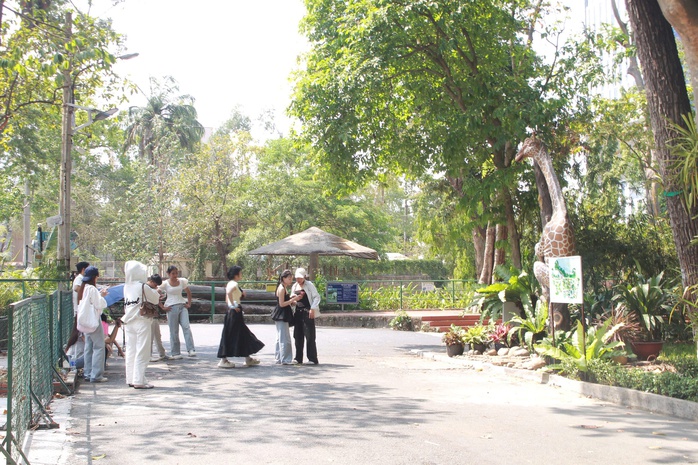 Thảo Cầm Vi&ecirc;n S&agrave;i G&ograve;n khuyến c&aacute;o sau tr&agrave;o lưu leo tượng chụp ảnh  - Ảnh 1.