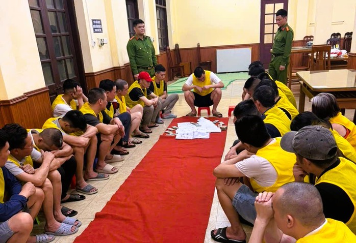 Đột k&iacute;ch nh&agrave; người phụ nữ, bắt quả tang 25 người đang chơi x&oacute;c đĩa - Ảnh 1.