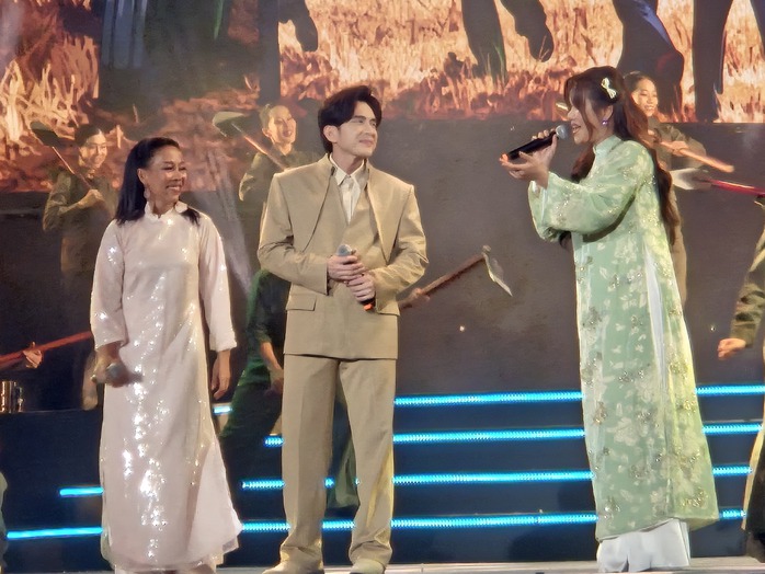 Hiền Thục, V&otilde; Hạ Tr&acirc;m, Đan Trường&hellip; khuấy động đường đi bộ Nguyễn Huệ - Ảnh 19.