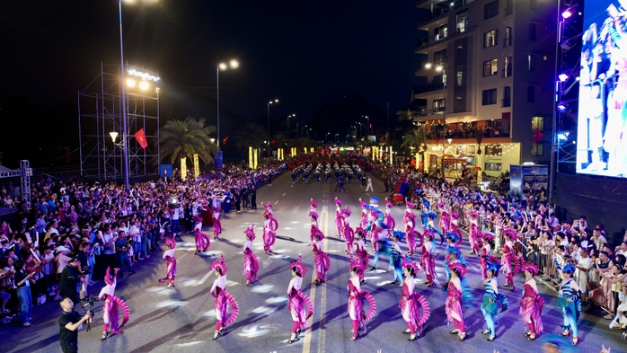 Carnaval Hạ Long 2026: Vũ hội đường phố b&ecirc;n bờ di sản - Ảnh 2.