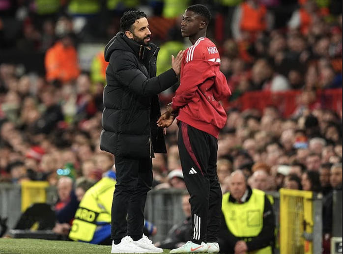 Kobbie Mainoo gia hạn 5 năm với Man United, lương tăng gấp 8 lần - Ảnh 2.